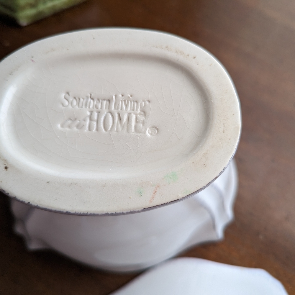 Southern Living Container w lid - Picture 3 of 6
